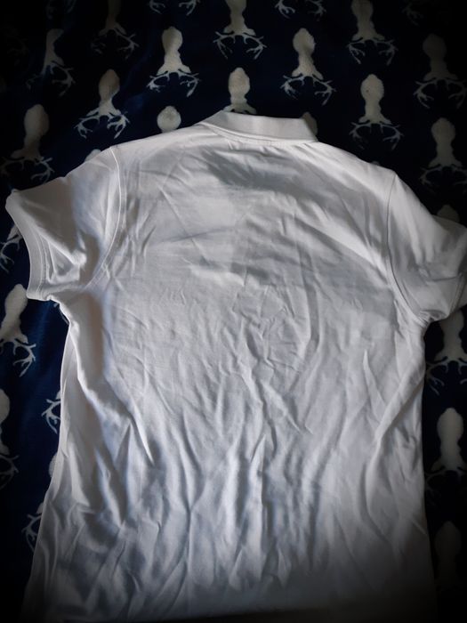 Tricou polo alb.
