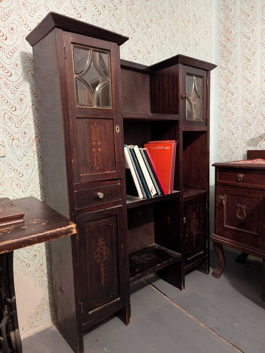 Bibliotecă veche din lemn masiv cu vitralii – piesă autentică, rară