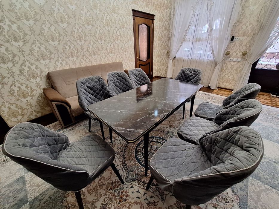 Стол ва 8та стул сотилади, чехоли билан бирга. Стол размери узгаради