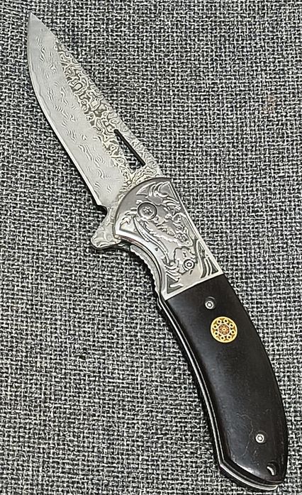 Сгъваем нож с острие имитиращо дамаска