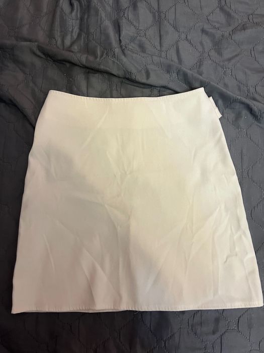 Къса бяла пола с цип
