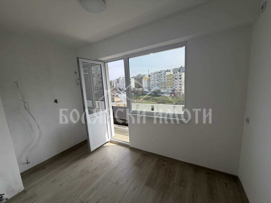 Реновирана Южна гарсониера в кв.Бузлуджа