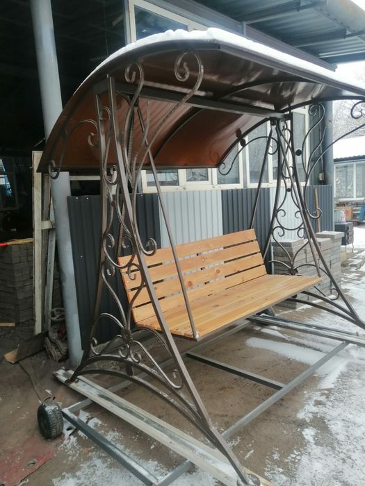 Кованная качеля для сада