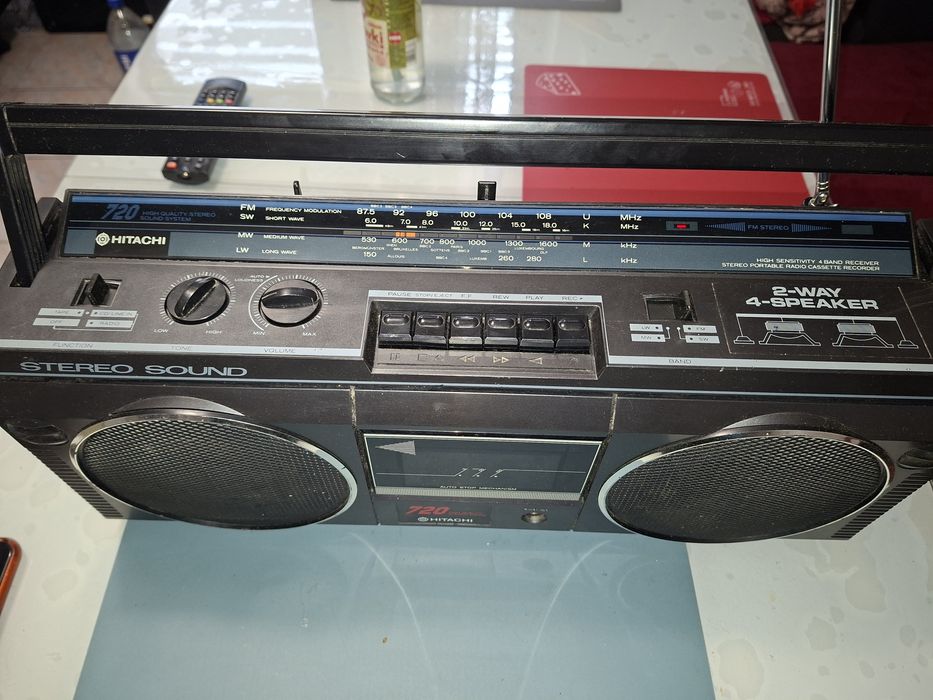 Radiocasetofon  Hitachi 720E, radio 4 benzi (Antena Satelor), Japonia
