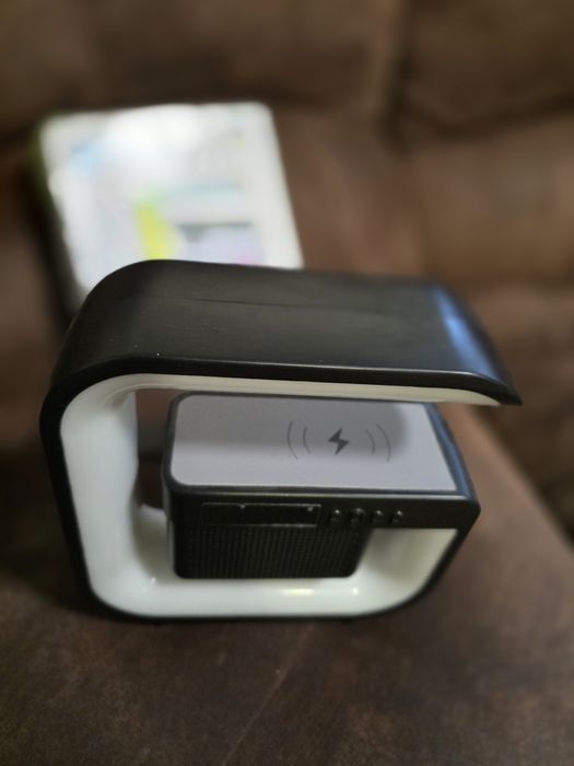 LED лампа с безжично зареждане Bluetooth високоговорител ,радио 
RGB