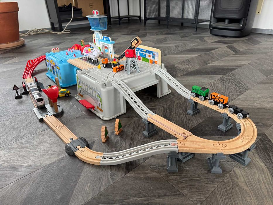 Hape Set tren din lemn Metropolis (80 de piese)