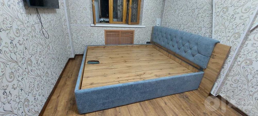Мягкая кровать с обивкой