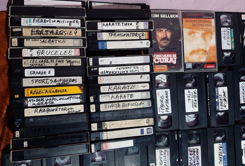 Vând casete video filme vechi traduse în stare bună