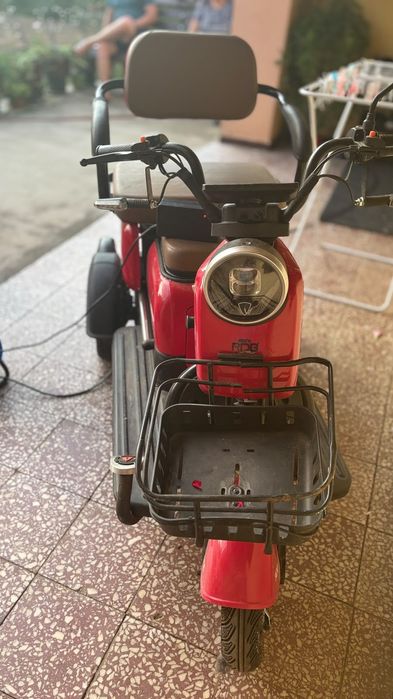 Vând triciclu foarte puțin folosit
