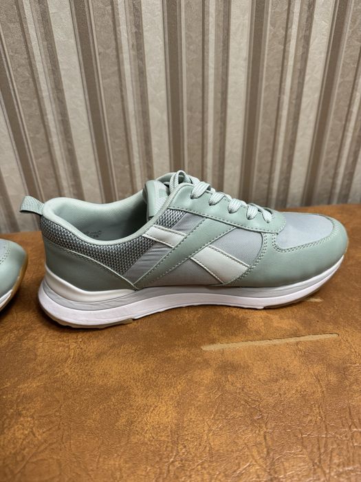 Продам кроссовки