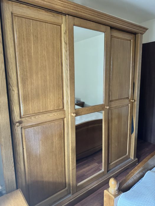 Dormitor lemn masiv (pat 160x200 + 2 noptiere + șifonier) – stare foarte bună