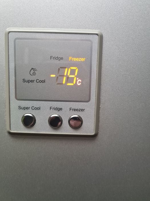 Хладилник с фризер Samsung