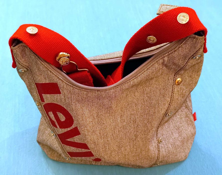 Продавам оригинална винтидж дамска чанта на Levi’s, светъл деним