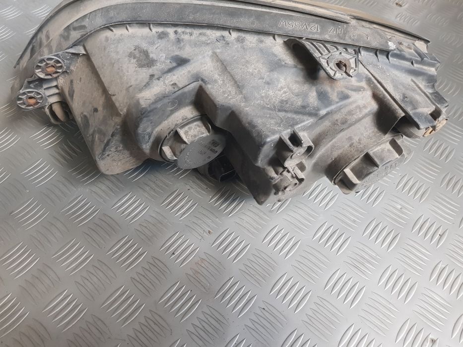 Оригинален Десен фар за Kia Sorento Киа Соренто от 2002 до 2009