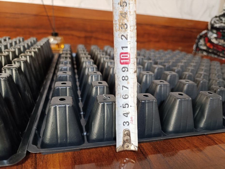 Koʻchatlar uchun kasetalar.