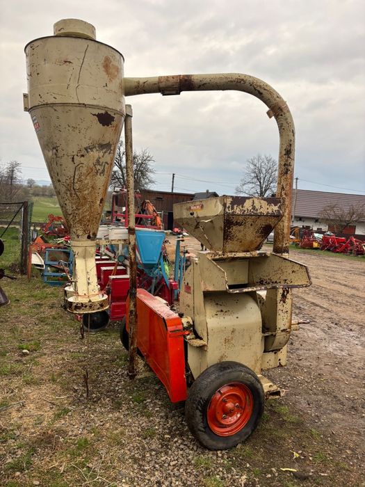 Moara cu ciclon si ciocanele dupa tractor