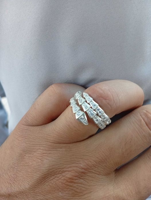 Продам женские серебряные кольца