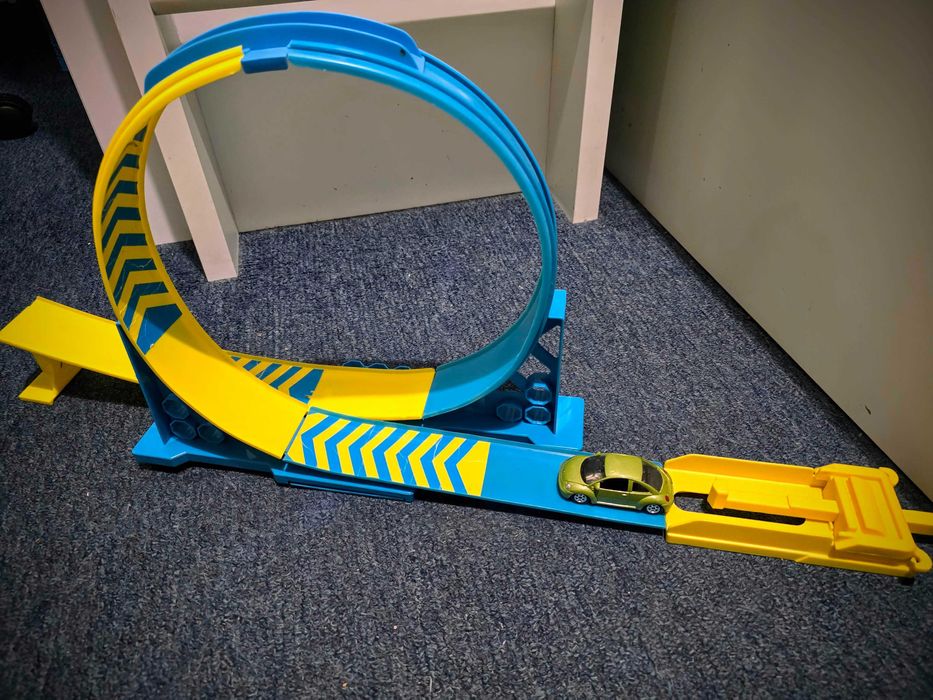 Hot Wheels Barrel Box количка и писта с изтрелвачка