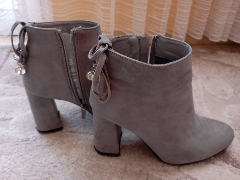 Два чифта дамски боти