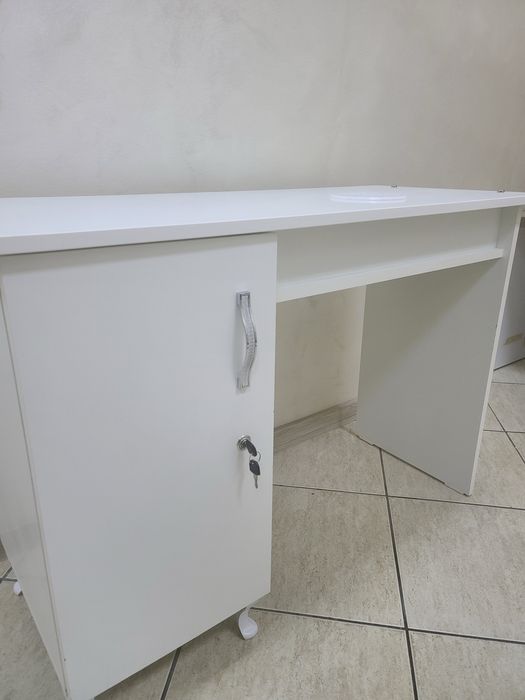 Masă manichiură cu aspirator puternic 1100 mc/h – stare foarte bună