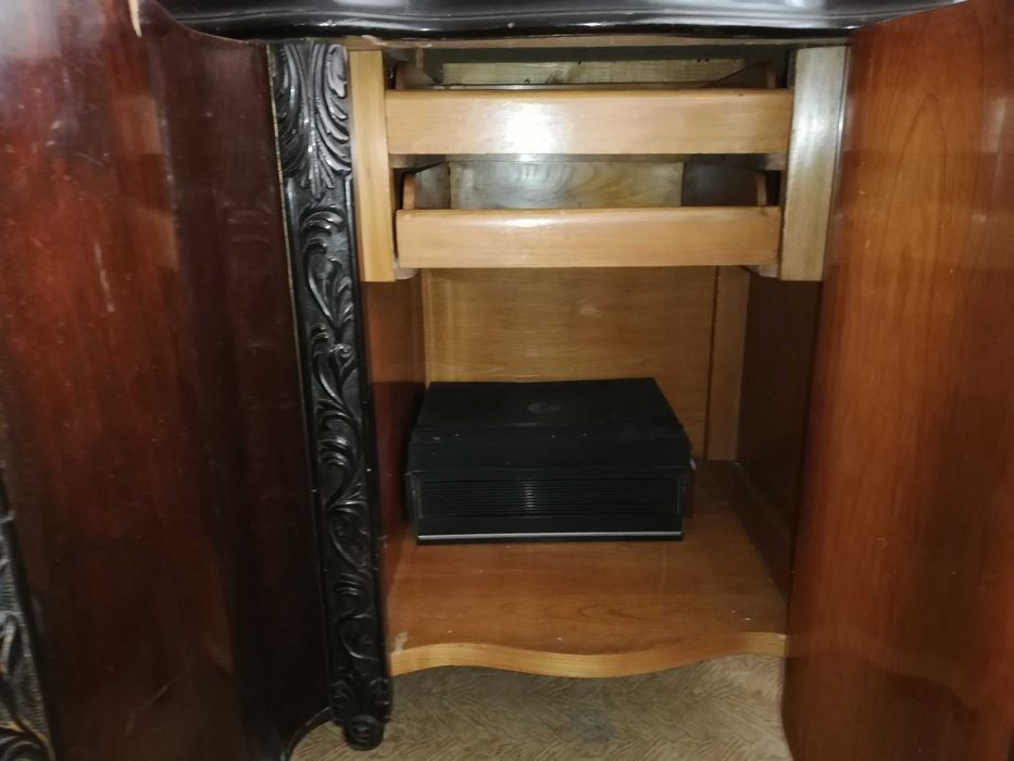 Mobila veche de nuc