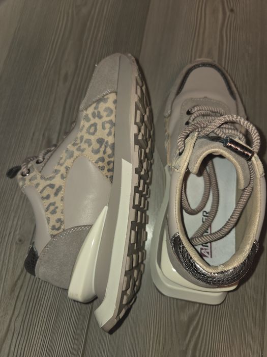 Дамски спортни обувки