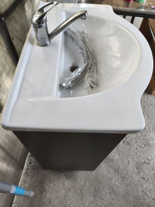 Set chiuvetă baie,baterie,dulap și furtun