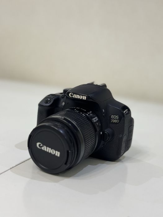 Canon EOS 700D с объективом