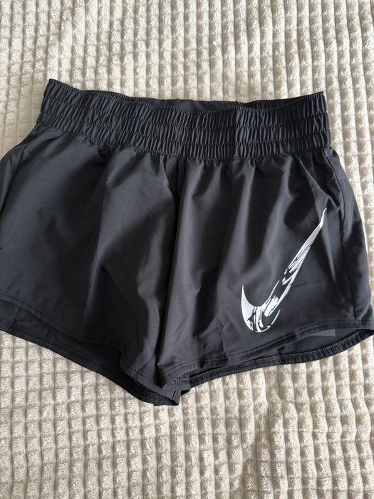 Pantaloni scurti Nike marimea S, noi