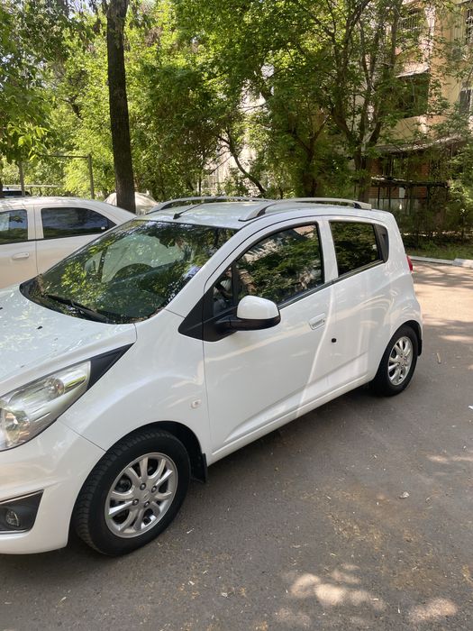 Spark 2019 avtomat sotiladi, oq rang, ideal holat