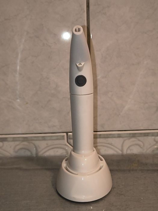 Dispozitiv pentru curățare interdentară cu led