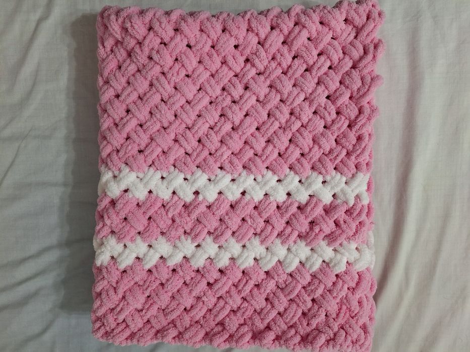Плетено розово одеало