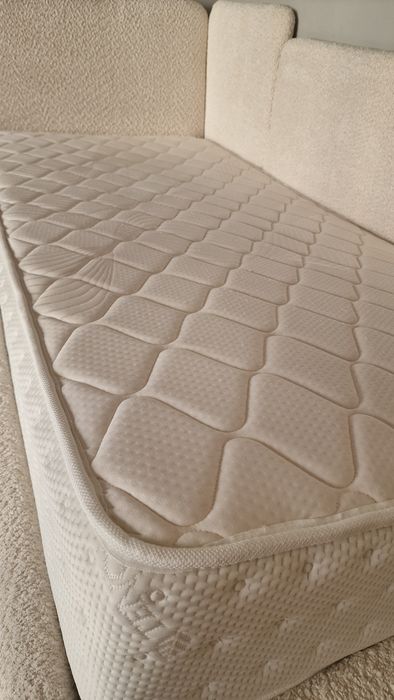 Кровать с матрасом