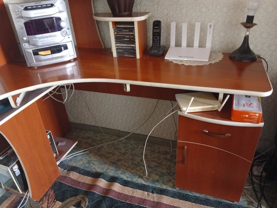 Угловой компьютерный стол