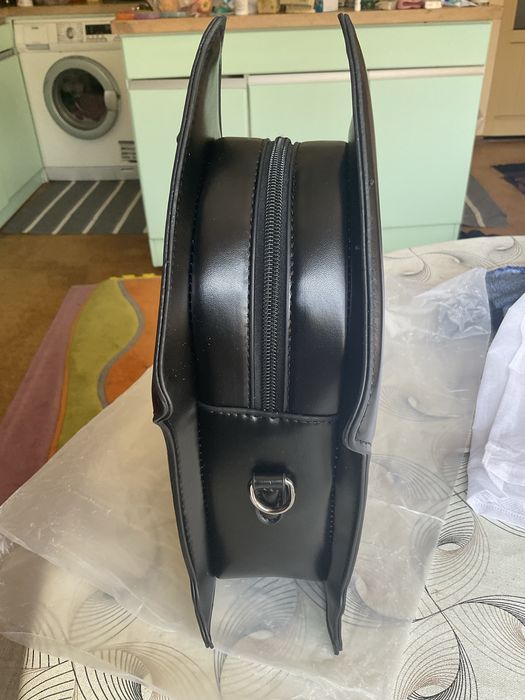 Супер интересна ,нова,кожена ,дамска чанта.