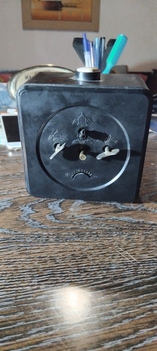 Стар работещ и много запазен будилник от соца