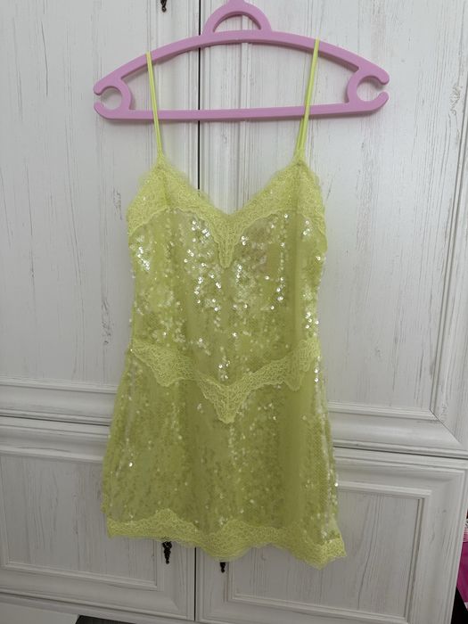 Гащеризони и пижами Victoria's Secret, цена 25 евро.