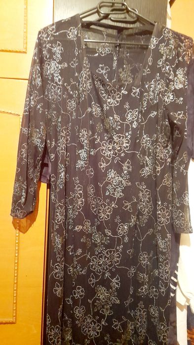 Rochie de ocazie,48-50 mătase neagra brodata cu argintiu.