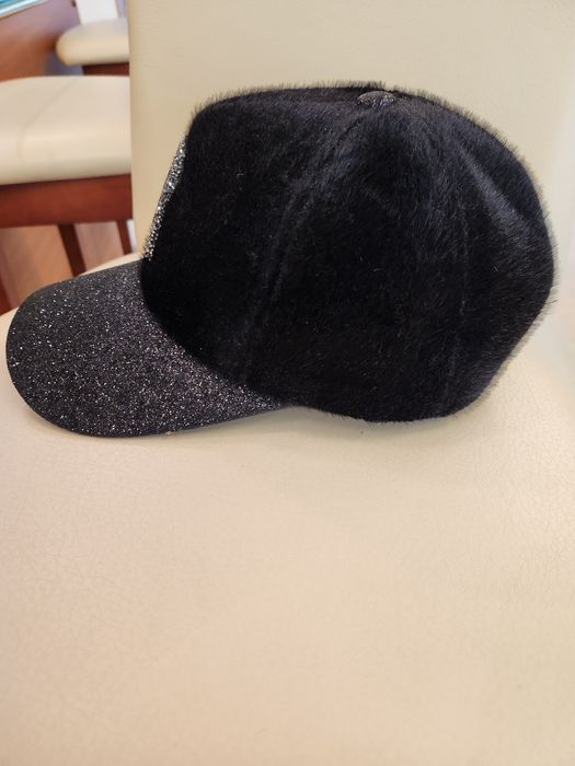 Дамска шапка с буква от кристали