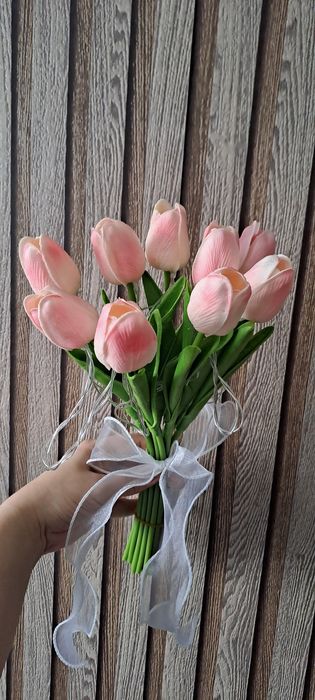 Розы из атласных лент