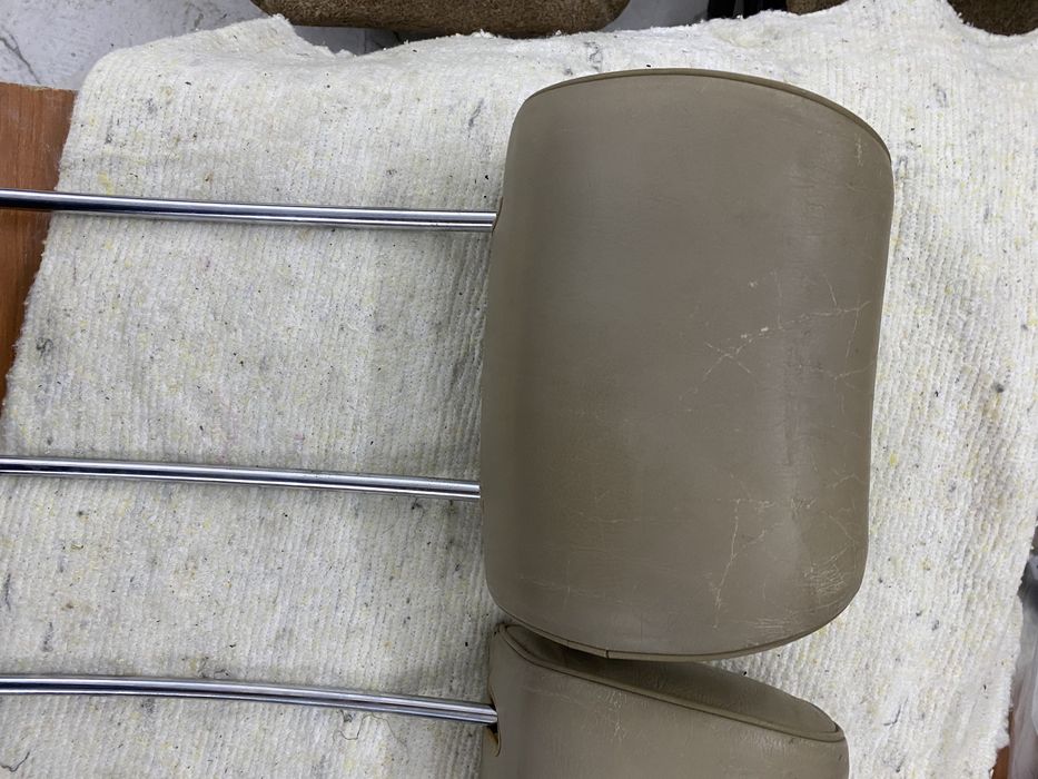 Подголовники 124 мерседес .