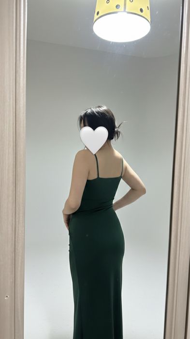 Зеленое платье с вырезом