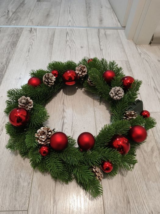 Coronita 40 cm, decorata cu conuri si globuri