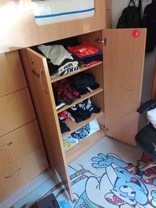 Детско обзавеждане, комплект с бюро и гардероб