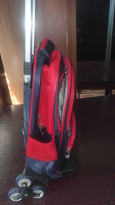 Школьная сумка на колесиках в идеальном состоянии для мальчиков.