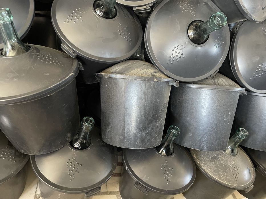 Damigeana din sticlă cu coș din plastic .5L, 10L, 15L, 25L,54L.