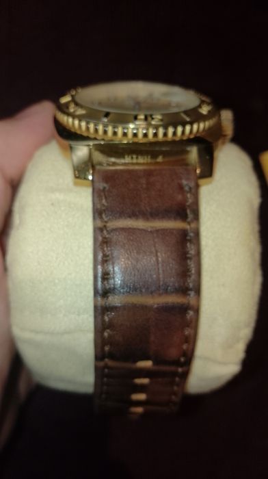 Invicta Australia с кожена каишка