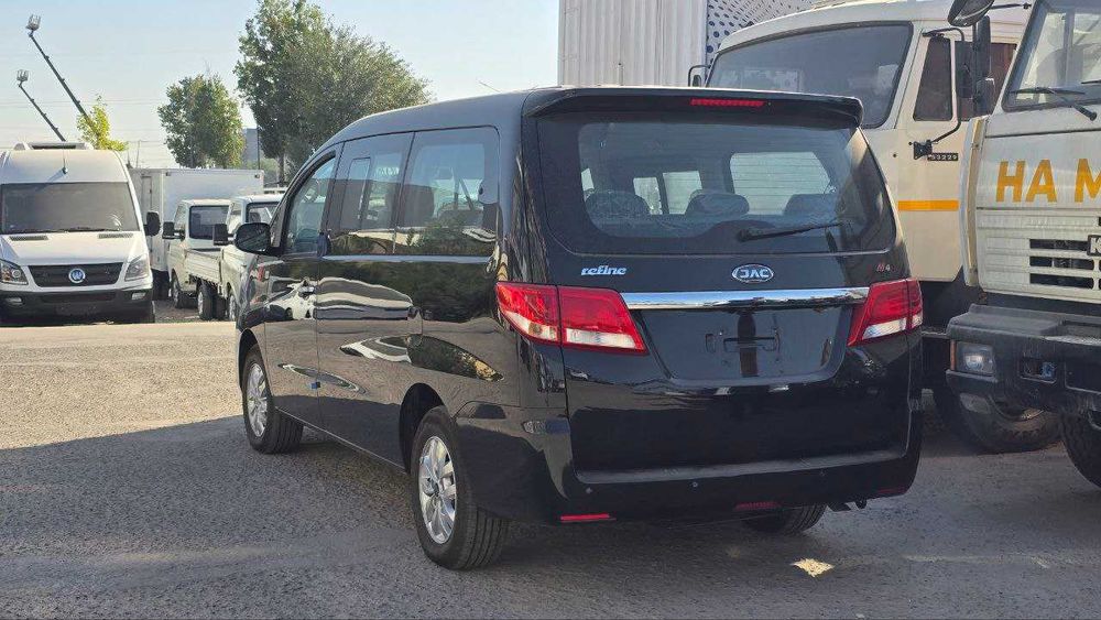 JAC M4 сотувга чикди. Минивэн бир кунда сизники.