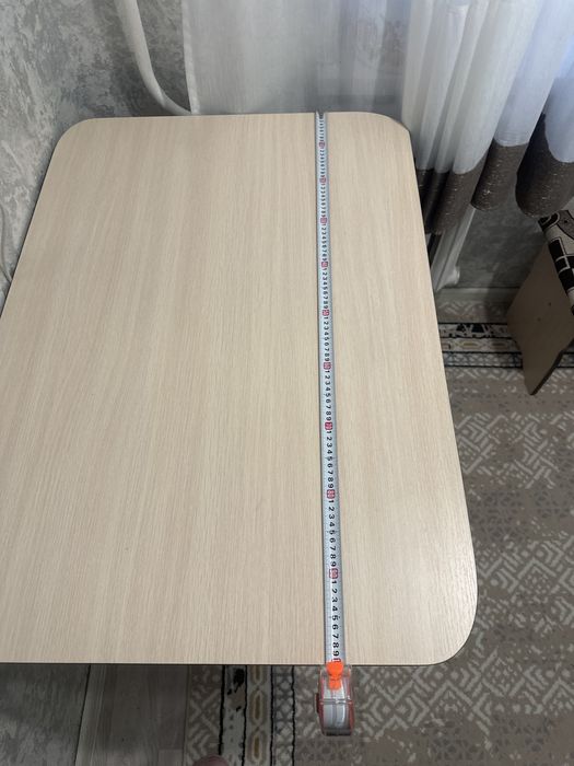 Деревянный кухонный стол без стульями