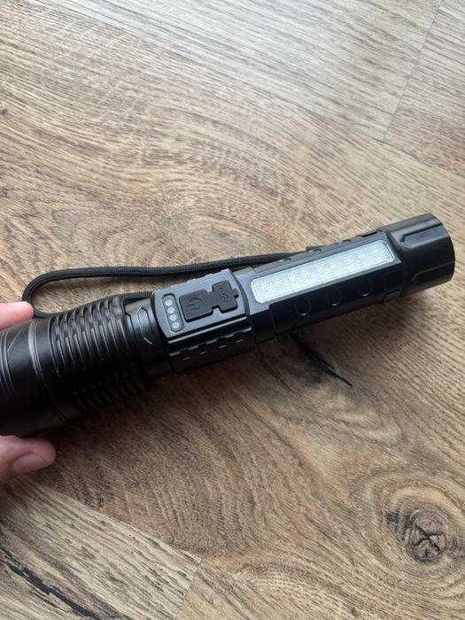 Lanternă reîncărcabilă prin cablu USB sau energie solară.